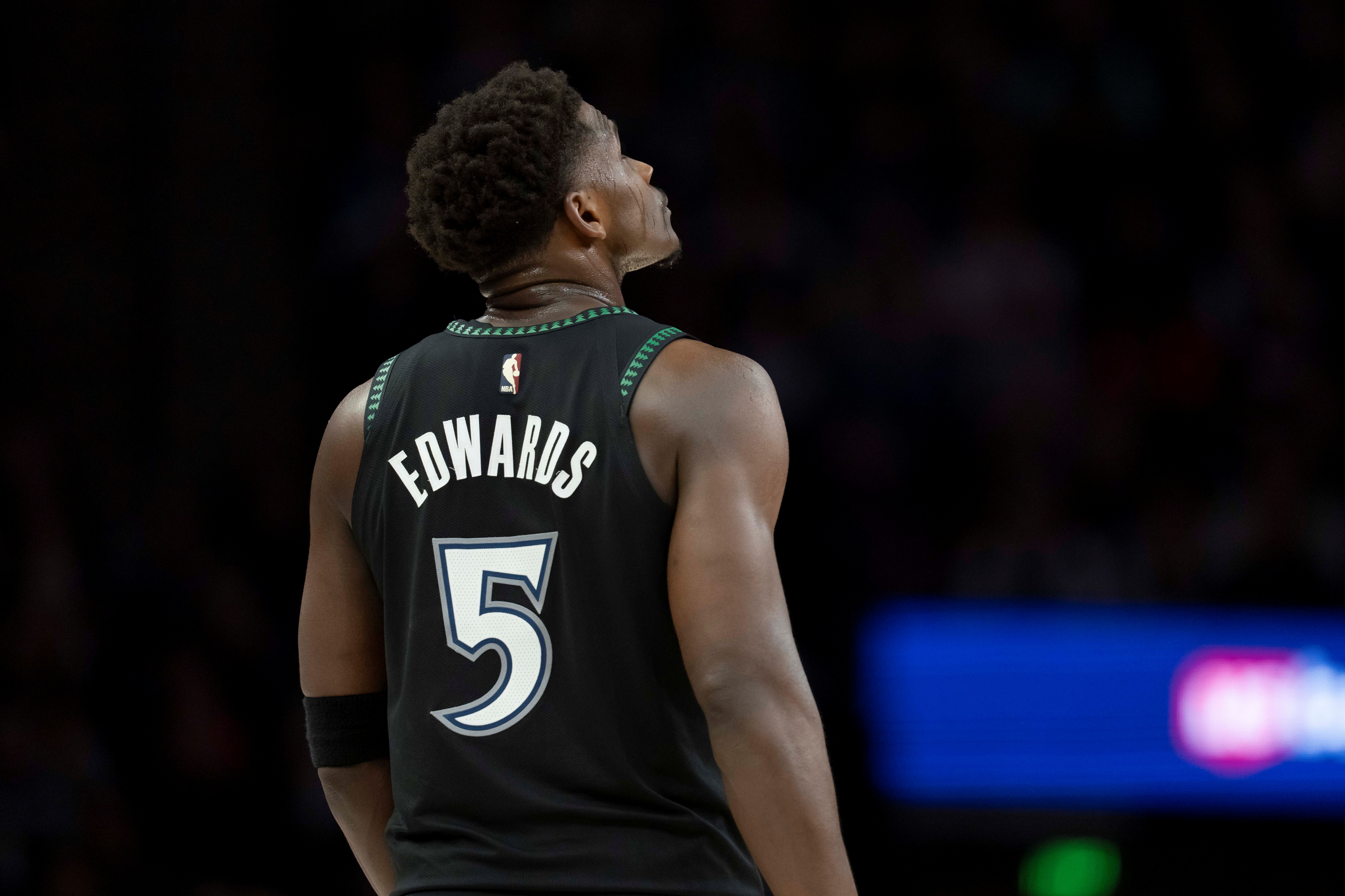 世界杯官网入口-铁麻了！爱德华兹15中2&amp;三分10中1&amp;罚球10中9 仅得14分4助攻